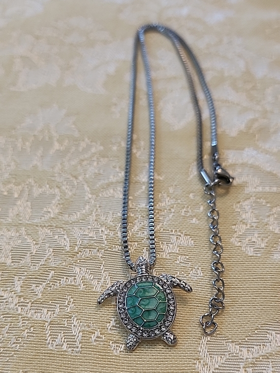 J & R Gems! Jewelry - Turquiose Sparkle Turtle Pendent!